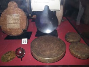 Artefatos mágicos de John Dee, Espelho negro, selo de deus